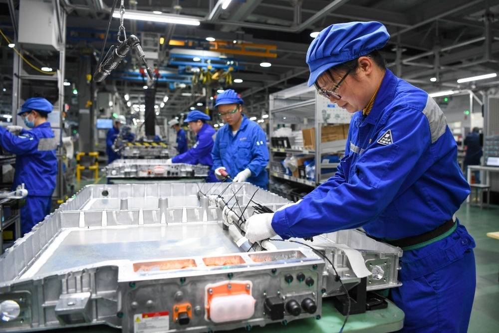 在位于江蘇常州溧陽的上汽時(shí)代動(dòng)力電池系統(tǒng)有限公司，工人在車間進(jìn)行電池生產(chǎn)（2023年2月16日攝）。常州市擁有鋰電池電芯及配套生產(chǎn)企業(yè)120余家，動(dòng)力電池產(chǎn)業(yè)2022年實(shí)現(xiàn)產(chǎn)值超1700億元。新華社記者 李博 攝