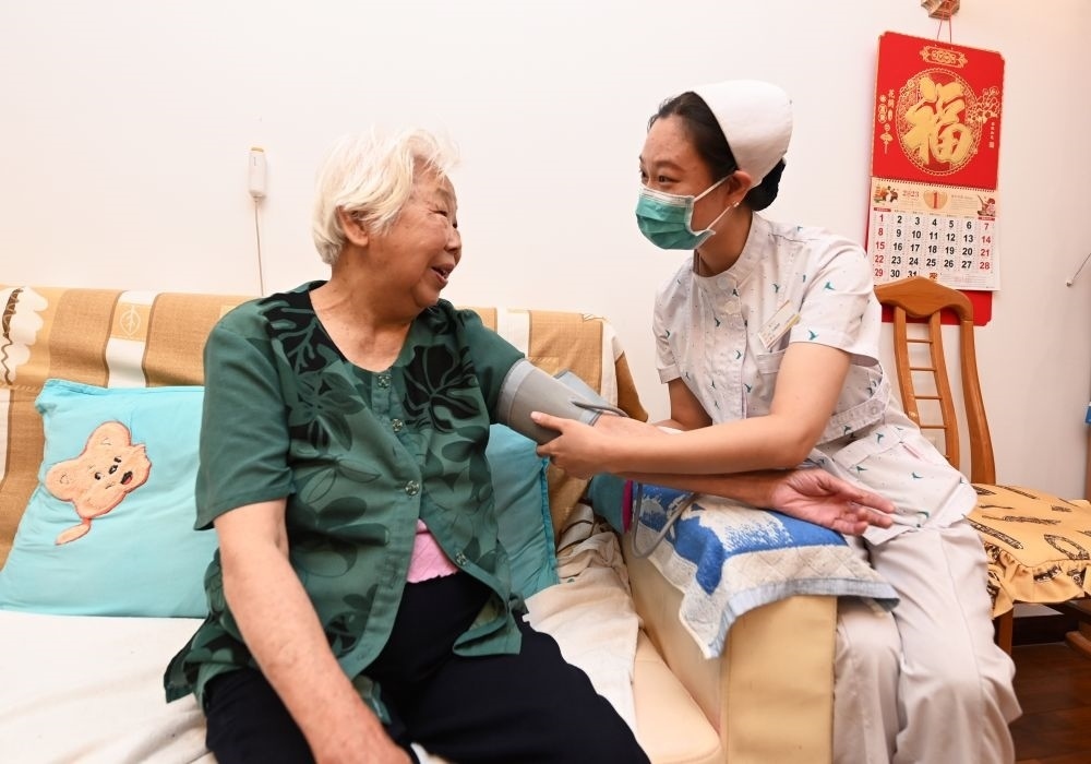 河北廊坊三河市燕達(dá)金色年華健康養(yǎng)護(hù)中心醫(yī)務(wù)人員為入住老人測量血壓（2023年7月20日攝）。新華社記者 朱旭東 攝