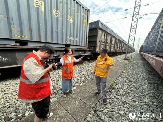 記者采訪中歐班列（成都）首發(fā)班列“專檢小組”組長劉偉。人民網記者 王波攝