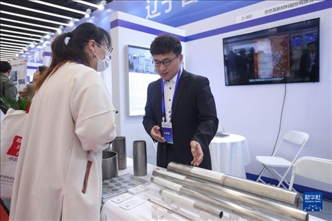 4月8日，參展商在2023中國(guó)中小企業(yè)發(fā)展大會(huì)“專精特新”中小企業(yè)展覽會(huì)上向觀眾介紹產(chǎn)品。新華社記者 龍雷 攝