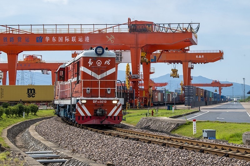 △2023年7月25日，在浙江省金華市華東國際聯(lián)運港，一輛“義新歐”中歐班列裝載著110個標(biāo)箱日用百貨、家用電器、家裝材料等貨物，啟程駛向哈薩克斯坦。