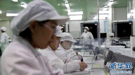 工人在大連達(dá)利凱普科技股份公司生產(chǎn)車間工作。新華網(wǎng)發(fā)