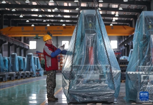 工人在阜新勁達(dá)精密機(jī)械有限公司生產(chǎn)車間工作。新華社記者龍雷攝