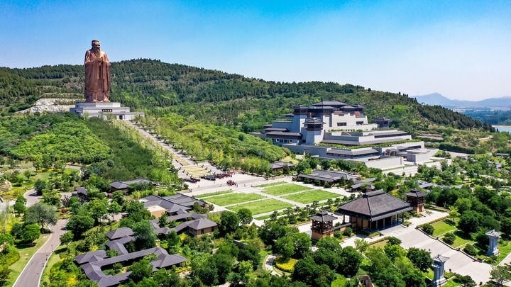 這是2023年6月8日拍攝的山東省曲阜市尼山圣境（無人機(jī)照片）。新華社記者 郭緒雷 攝