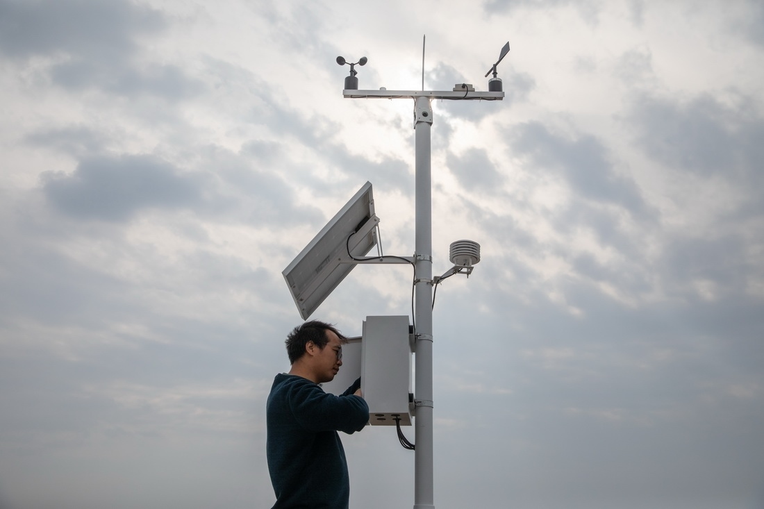 在北大荒集團閆家崗農(nóng)場有限公司農(nóng)業(yè)現(xiàn)代化示范區(qū)，工作人員在調(diào)試氣象設(shè)備（4月27日攝）。新華社記者 張濤 攝