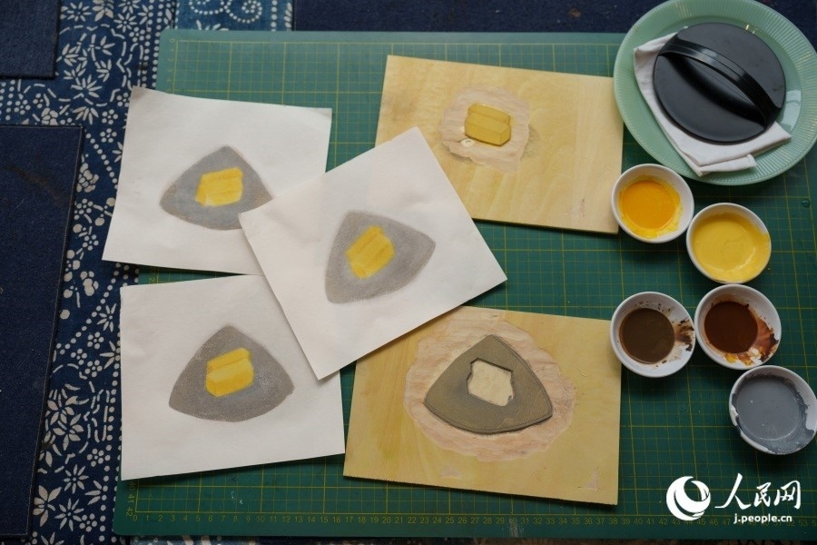 圖為丁未堂創(chuàng)作的木版畫及木版。人民網(wǎng)記者 張若涵攝