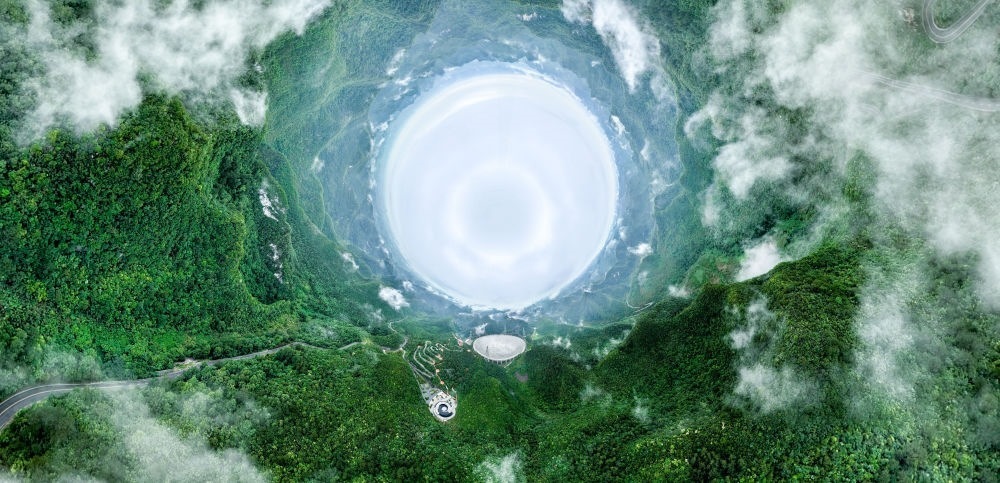 6月22日拍攝的“中國天眼”全景（維護(hù)保養(yǎng)期間拍攝，無人機(jī)全景拼接照片）。新華社記者 歐東衢 攝