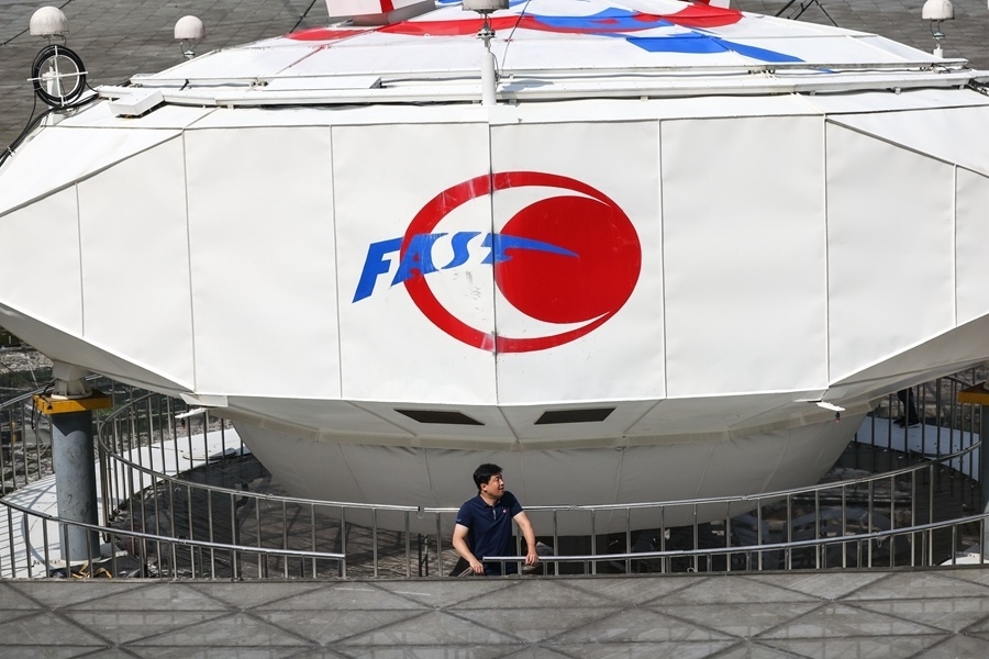 2022年8月25日，F(xiàn)AST運(yùn)行和發(fā)展中心常務(wù)副主任、總工程師姜鵬在饋源艙前（維護(hù)保養(yǎng)期間拍攝）。新華社記者 歐東衢 攝