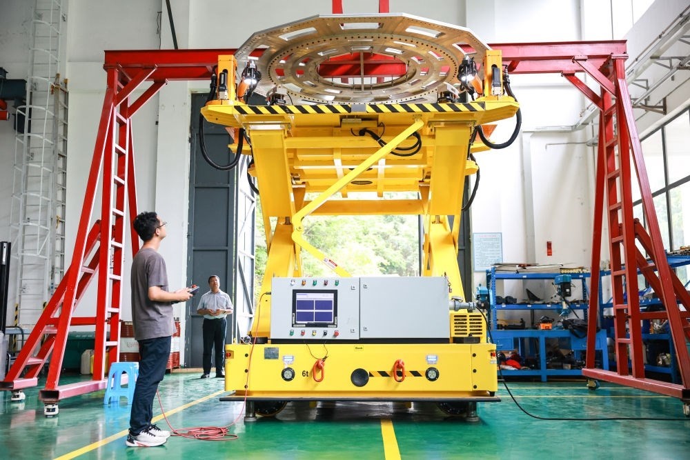 7月26日，工作人員在調(diào)試饋源接收機(jī)拆裝機(jī)器人。新華社記者 歐東衢 攝