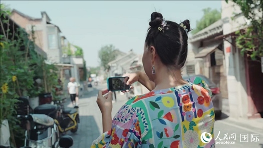 柳芭在胡同里采風(fēng)。人民網(wǎng) 張若涵攝