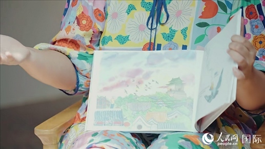 柳芭向人民網(wǎng)記者展示自己的作品。人民網(wǎng) 張若涵攝
