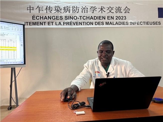 圖為中乍友誼醫(yī)院兒科護(hù)士長(zhǎng)穆罕默德·阿米勒·阿里授課。中國(guó)援乍得醫(yī)療隊(duì)供圖