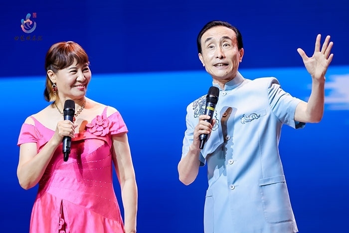 小品表演藝術(shù)家鞏漢林、金珠在演出現(xiàn)場(chǎng)。主辦方供圖