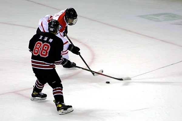 陜西隊球員馬思成與黑龍江隊球員王泓博爭搶。人民網記者 胡雪蓉攝