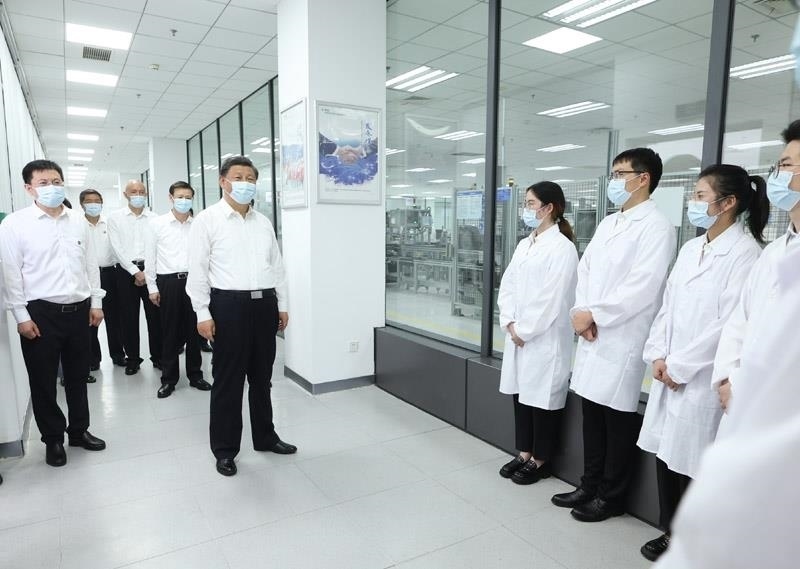 2023年7月6日，習(xí)近平總書記在江蘇南京市考察南瑞集團(tuán)有限公司，同年輕研發(fā)人員親切交流。