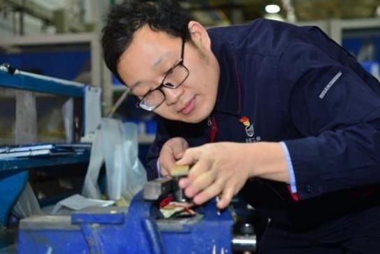 工作中的方文墨。航空工業(yè)沈飛供圖