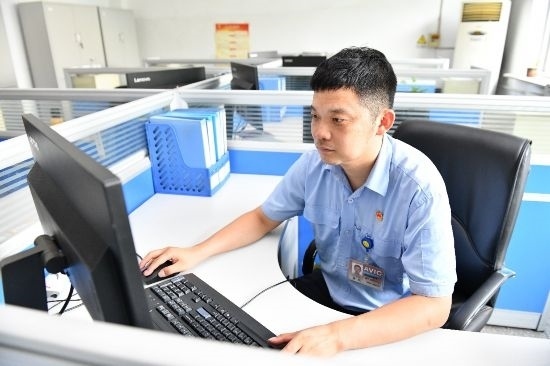 工作中的康凱。航空工業(yè)沈飛供圖