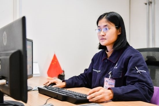 工作中的劉艷梅。航空工業(yè)沈飛供圖