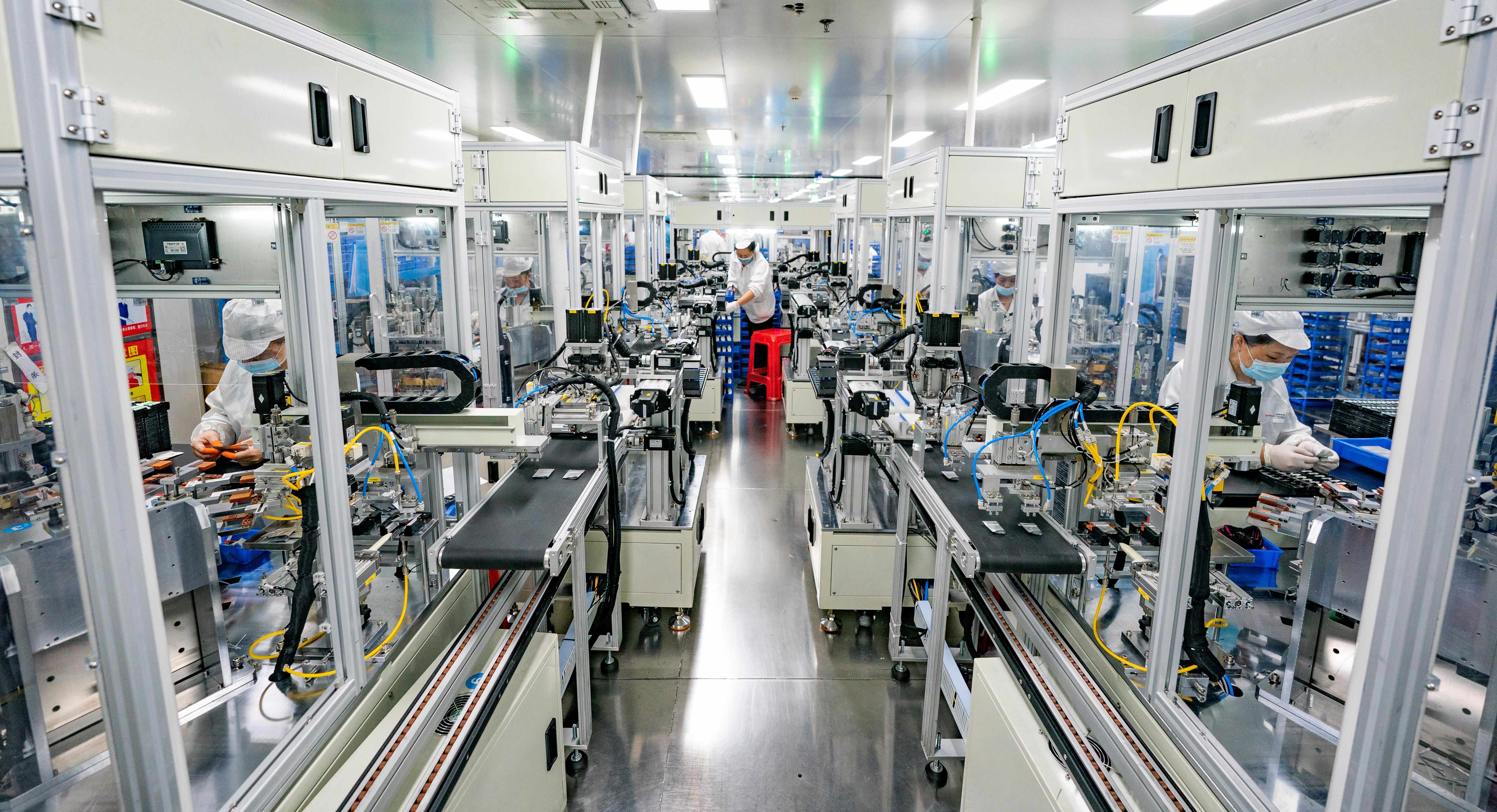 2023年5月17日，江西新余一家電子公司生產(chǎn)車間內(nèi)，技術(shù)工人在鋰電池生產(chǎn)線忙于趕制訂單產(chǎn)品。