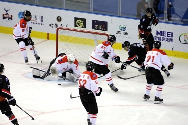 門前混戰(zhàn)。人民網(wǎng)記者 胡雪蓉攝