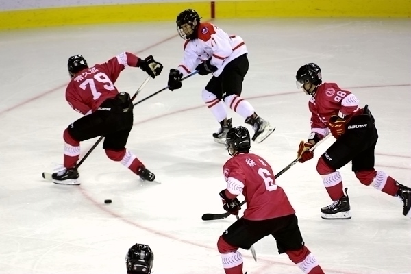 重慶隊球員常久遠(yuǎn)(左)與陜西隊球員呂知宜拼搶。人民網(wǎng)記者 胡雪蓉攝