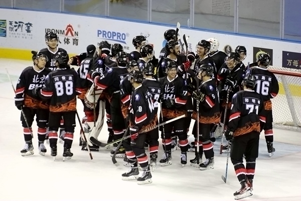 北京隊?wèi)c祝奪冠。人民網(wǎng)記者 胡雪蓉攝