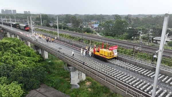 防東鐵路鋪軌現(xiàn)場(chǎng)航拍。