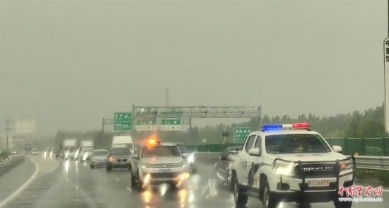 8月2日，京港澳高速，高速交警涿州大隊警車帶道引導(dǎo)救援物資車隊進入涿州災(zāi)區(qū)。
