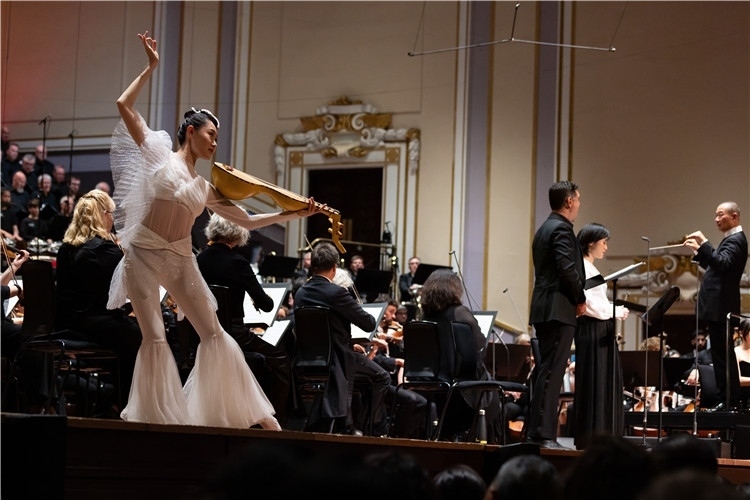 圖8月5日，2023愛丁堡國際藝術節(jié)開幕式音樂會《慈悲頌》的演出現場。藝術節(jié)組委會供圖