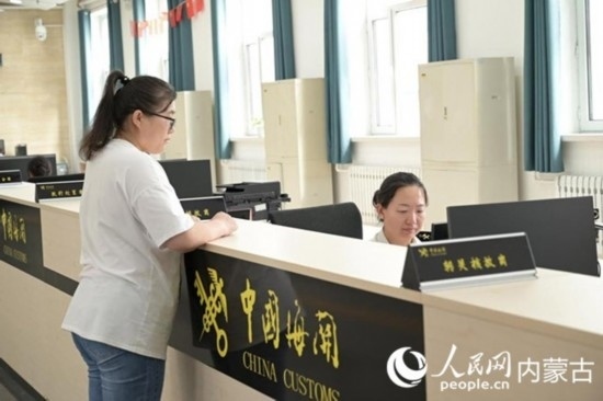 代理報關(guān)企業(yè)正在滿洲里車站海關(guān)綜合服務(wù)大廳辦理業(yè)務(wù)。人民網(wǎng) 寇雅楠攝