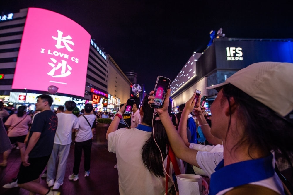  游客在長沙市天心區(qū)黃興路步行街打卡、拍照（6月7日攝）。新華社記者 陳思汗 攝