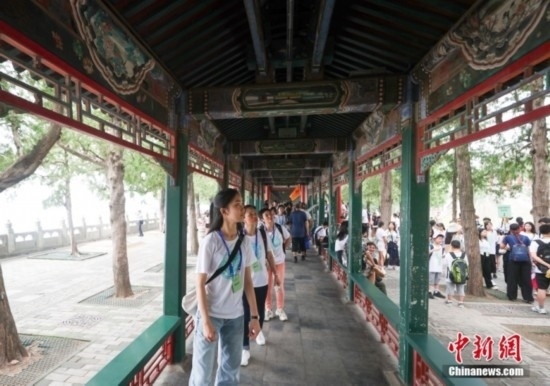 圖為學(xué)員們游覽長(zhǎng)廊。<a target='_blank' href='/'><p align=