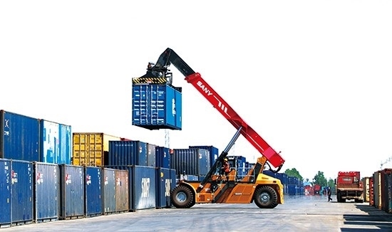 石家莊國際陸港內(nèi)整裝待發(fā)的集裝箱。 石家莊國際陸港供圖