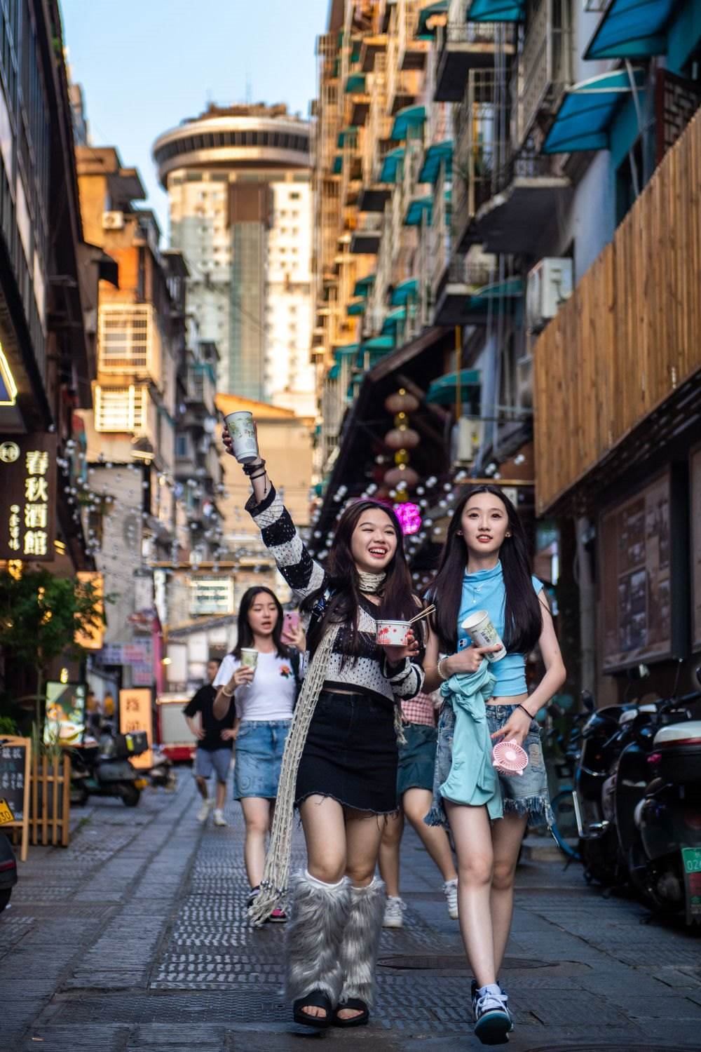 游客在長沙市天心區(qū)太平老街游玩（6月7日攝）。新華社記者 陳思汗 攝