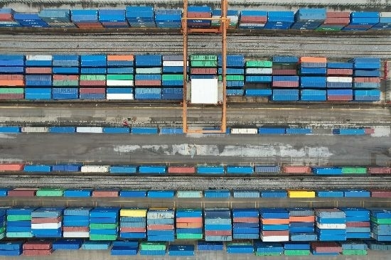 在廣州東部公鐵聯(lián)運(yùn)樞紐（增城西站），工作人員在進(jìn)行集裝箱轉(zhuǎn)運(yùn)工作。廣州交通投資集團(tuán)有限公司供圖