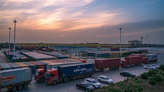 石家莊國際陸港內(nèi)整裝待發(fā)的集裝箱。 石家莊國際陸港供圖