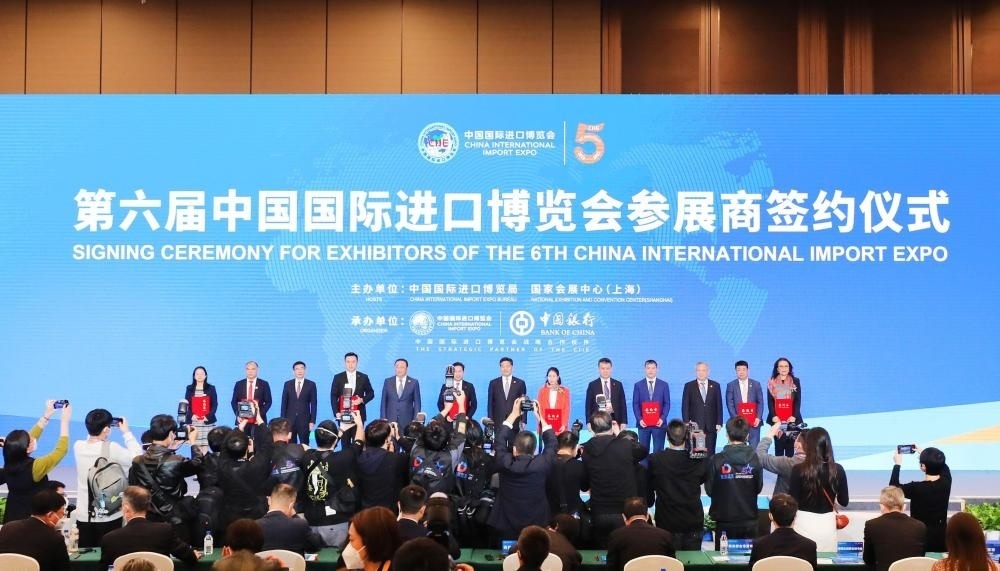 2022年11月6日，2022年中國(guó)國(guó)際進(jìn)口博覽會(huì)參展商聯(lián)盟大會(huì)在上海舉行。這是在大會(huì)期間進(jìn)行的第六屆進(jìn)博會(huì)參展商簽約儀式。新華社記者 方喆 攝
