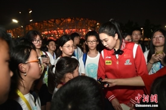 圖為小學(xué)員向李曉霞分享自己運(yùn)動(dòng)經(jīng)歷。<a target='_blank' href='/' ><p align=