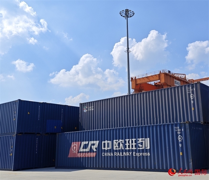 8月3日，中歐班列（中豫號）集裝箱在鄭州車站海關(guān)等候查驗。人民網(wǎng) 崔譯戈攝