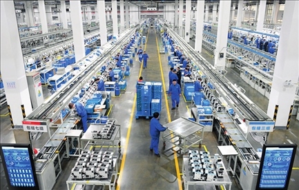 在位于浙江省臺(tái)州市的杰克科技股份有限公司，工作人員在裝配車間裝配縫紉機(jī)（2023年3月23日攝）。翁忻旸攝/本刊