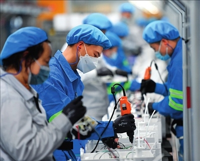 工人在浙江沁園水處理科技有限公司生產(chǎn)車間組裝家用凈水產(chǎn)品（2023年3月22日攝）。黃宗治攝/本刊