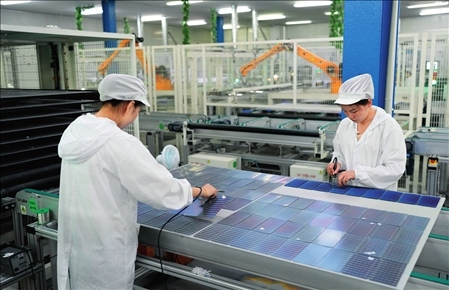 在浙江省臺(tái)州市黃巖區(qū)省級(jí)專精特新“小巨人”企業(yè)浙江公元新能源科技股份有限公司，工作人員生產(chǎn)太陽能電池組（2023年8月9日攝）。翁忻旸攝/本刊