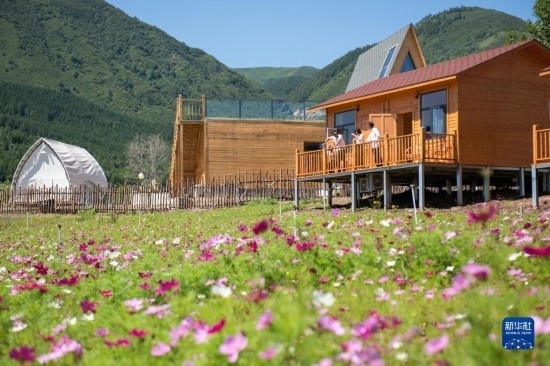 8月12日，游客在寧夏固原市涇源縣大灣鄉(xiāng)楊嶺村的民宿聊天。新華社記者 李旭倫 攝