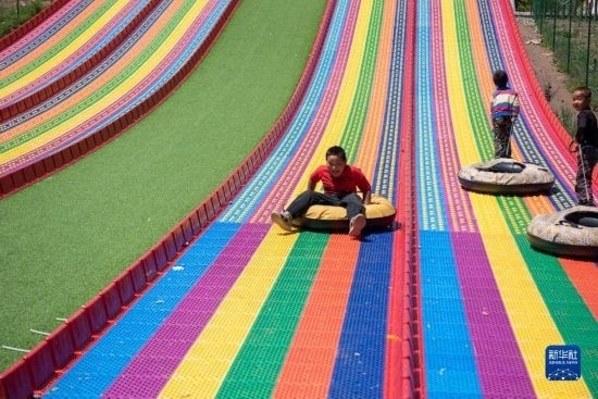 8月12日，小朋友在寧夏固原市涇源縣大灣鄉(xiāng)楊嶺村玩耍。新華社記者 李旭倫 攝