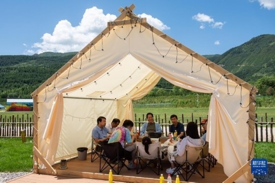 8月12日，游客在寧夏固原市涇源縣大灣鄉(xiāng)楊嶺村品嘗當?shù)孛朗?。新華社記者 李旭倫 攝