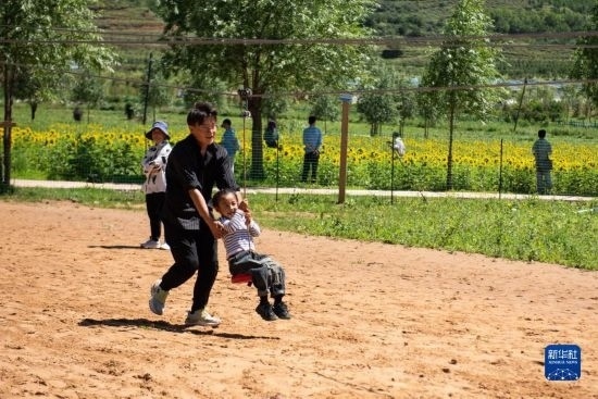 8月12日，游客在寧夏固原市涇源縣大灣鄉(xiāng)楊嶺村玩耍。新華社記者 李旭倫 攝