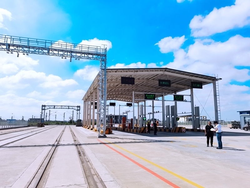 中歐班列（沈陽(yáng)）集結(jié)中心貨運(yùn)通道。人民網(wǎng)記者 栗翹楚攝