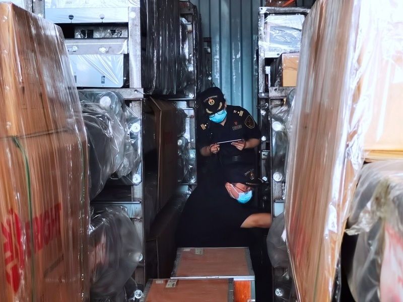 關(guān)員利用工業(yè)內(nèi)窺鏡在集裝箱內(nèi)進(jìn)行查驗(yàn)。人民網(wǎng)記者 栗翹楚攝