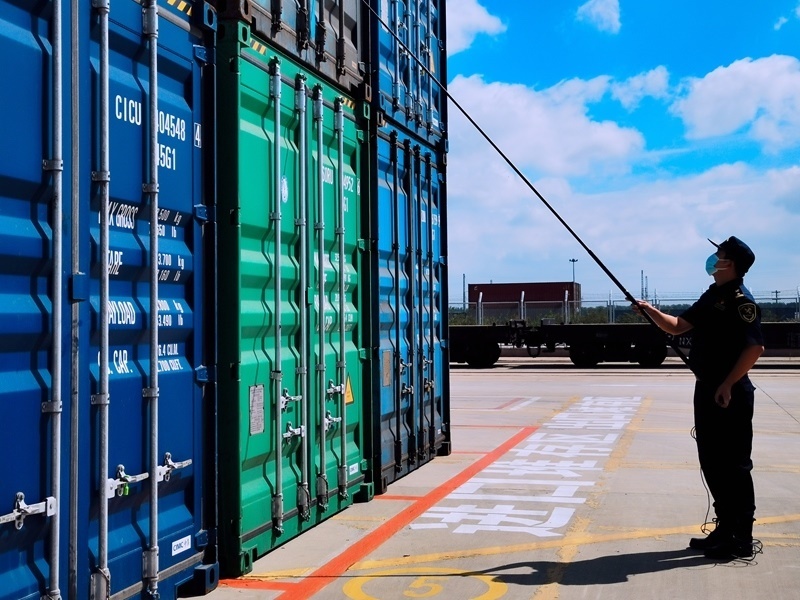 關(guān)員利用工業(yè)內(nèi)窺鏡檢查箱號(hào)、鎖號(hào)、封志情況。人民網(wǎng)記者 栗翹楚攝