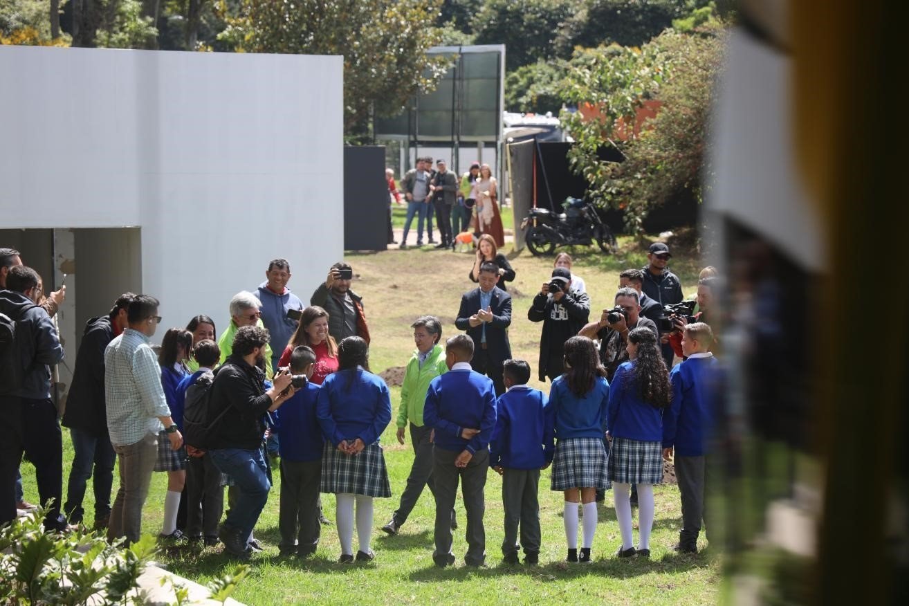 波哥大市長(zhǎng)克勞迪婭·洛佩茲與參加活動(dòng)的學(xué)生代表交流。中國港灣波哥大地鐵一號(hào)線項(xiàng)目供圖